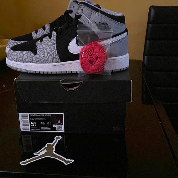 Air Jordan 1 Mid SE - Picture 3 of 5